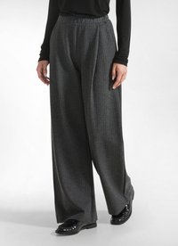 Grijze, wijde broek met een subtiele streep patroon. Gemaakt van zacht materiaal, met een elastische tailleband en een ontspannen pasvorm.
