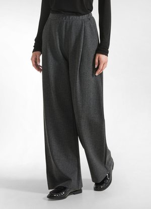 Grijze, wijde broek met een subtiele streep patroon. Gemaakt van zacht materiaal, met een elastische tailleband en een ontspannen pasvorm.