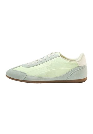 Nízky sneaker s vrchnou časťou zo svetlozelenej tkaniny, sivým semišovým špicom a pätou, bielymi šnúrkami a hnedou gumovou podrážkou.