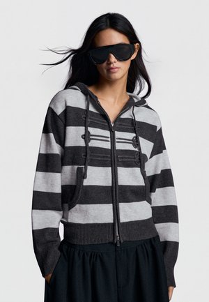 Bershka, CHAQUETA CAPUCHA RAYAS - Gilet - grey