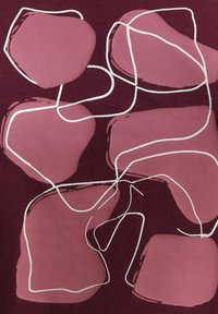 Tissu marron avec des formes abstraites roses et des motifs de lignes blanches. Le design présente des bords lisses et arrondis et manque de détails de texture.