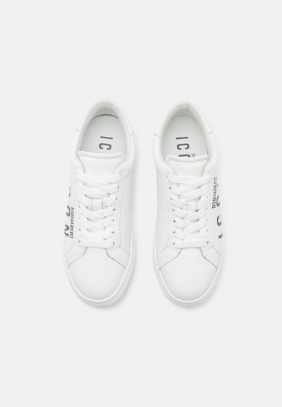 Witte sneakers van glad leer, met een ronde neus, vetersluiting aan de voorkant en een bedrukt logo op de zijkant. Klassiek ontwerp met minimale accenten.