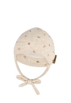 Strickmütze für Babys in hellbeige mit einem dezenten Muster aus braunen Punkten, versehen mit einem Kinnband und einem kleinen, angenähten Stoffetikett.