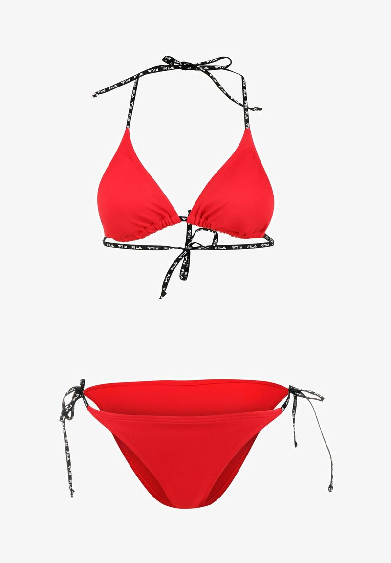 Set di bikini rosso con top triangolare e spalline regolabili, caratterizzato da accenti del logo neri. I pantaloni hanno uno stile classico con lacci laterali. Texture liscia.