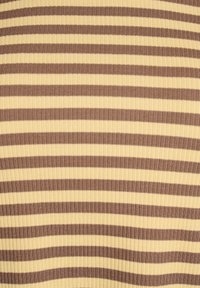 Prążkowana dzianina z naprzemiennymi poziomymi paskami w jasnym żółtym i brązowym kolorze, charakteryzująca się gładką teksturą i jednolitym wzorem.