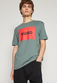 HUGO DULIVE - T-shirts med print - dark green