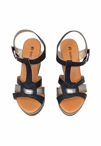 Sandali neri e metallici con design a T-strap, suole imbottite color beige e chiusura con fibbia sulle cinghie alla caviglia.