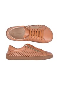 Baskets décontractées en cuir fauve avec côtés perforés, lacets assortis, fermeture éclair latérale et semelle en caoutchouc brun vues de dessus et de côté.