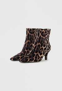 Bottes ankle en imprimé léopard avec une texture douce, un bout pointu et un talon modeste, présentant un mélange de couleurs beige, noir et marron foncé.