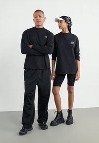 YOURTURN UNISEX - Tops ar garām piedurknēm - black