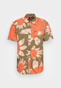 Kortærmet skjorte i olivengrøn med koral- og hvide tropiske bladmønstre. Har knaplukning fortil og en brystlomme. Blød stoftekstur.