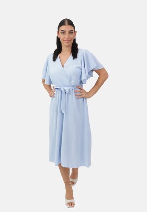 Abito avvolgente azzurro chiaro con maniche fluttuanti, una cintura da annodare in vita e orlo fino al ginocchio. Tessuto liscio con un design increspato.