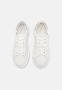 Weiße Ledersneaker mit glatter Textur, runder Zehenpartie und flacher weißer Sohle. Hellgraue Wildlederelemente um die Ferse. Mit Schnürdesign.
