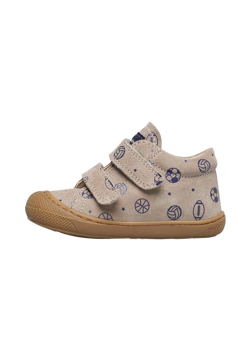 Scarpe in suede beige con due cinturini in Velcro, caratterizzate da stampe a tema sportivo blu navy e suola in gomma con grip testurizzato.