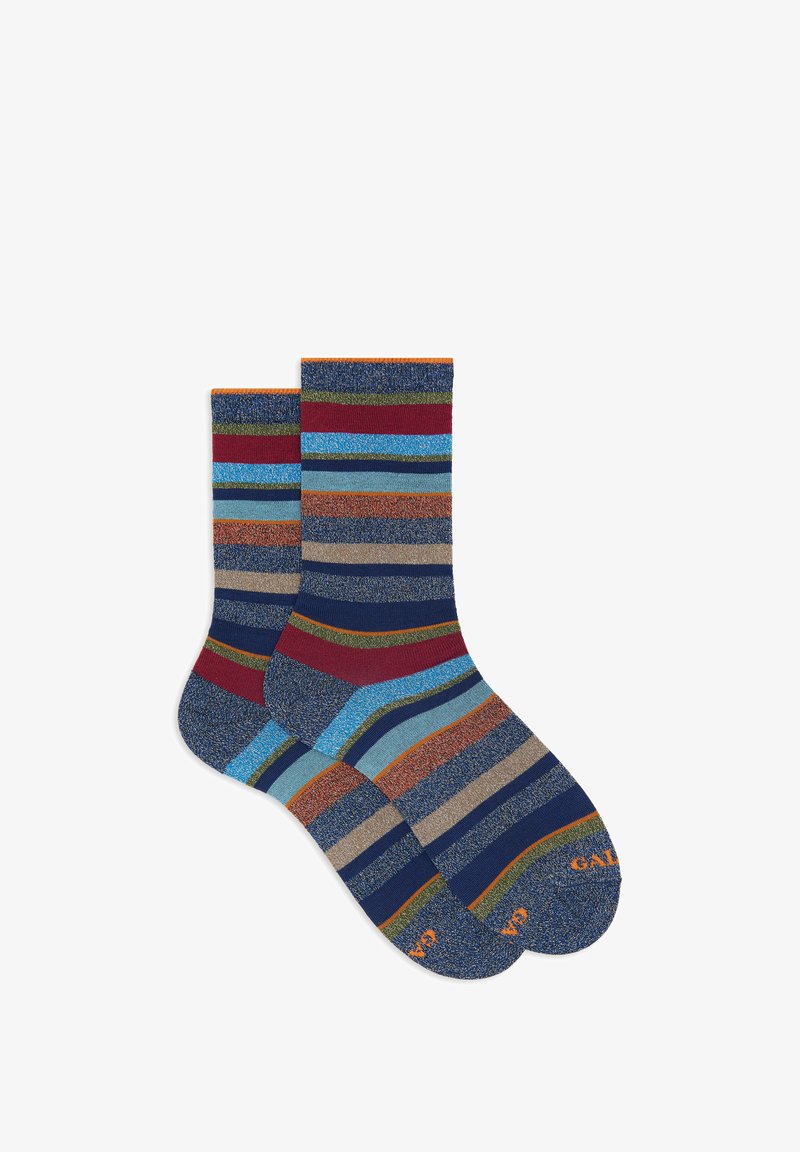 Calzini a righe con tonalità di blu, rosso, verde e arancione. Tessuto morbido con una finitura strutturata e polsino a contrasto. Costruzione resistente.