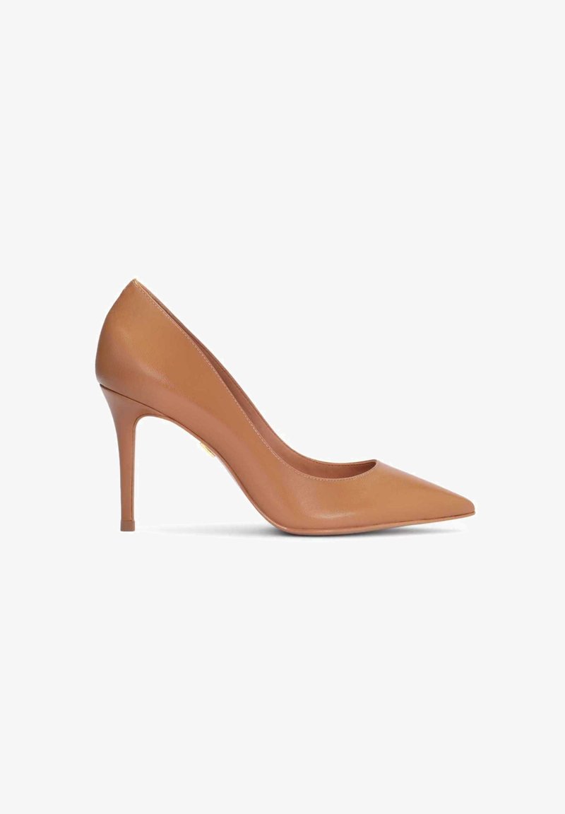 Escarpin à talon haut en cuir fauve, bout pointu, talon stiletto fin et finition lisse, présenté en profil latéral sur fond blanc.
