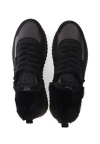 Schwarze Ledersneaker mit plüschigem schwarzen Kunstfellfutter, runder Spitze, dicken schwarzen Schnürsenkeln und einer gummifarbenen Gummisohle.