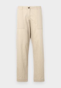 Pantaloni in cotone beige con taglio dritto, dotati di tasche frontali, chiusura con bottone e orli con risvolto. Tessuto liscio e design minimal.
