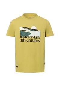Geel katoenen T-shirt met een graphic van een berg en de zon, met de tekst "gemaakt voor dagelijkse avonturen" in het zwart. Zachte textuur, korte mouwen.