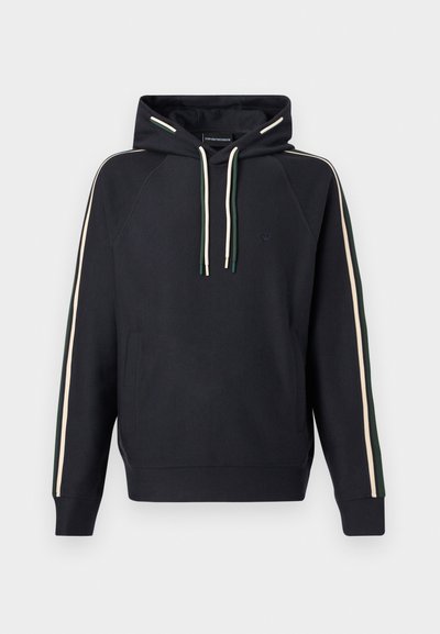 Μαύρο φούτερ με κουκούλα με διπλές ρίγες σε κρεμ και πράσινο κατά μήκος των μανικιών και κορδόνια που ταιριάζουν, με μικρό λογότυπο στο στήθος.