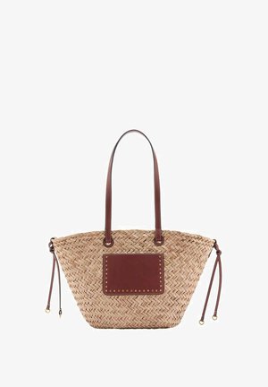 Borsa tote intrecciata in paglia con dettagli e borchie in pelle marrone; presenta due manici per spalla e lacci laterali regolabili per la forma.