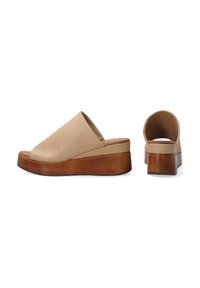 Beige leren open teen mules met een houten wiggenplatform. Rond vooraan, gladde textuur en gebogen ontwerp voor comfort.