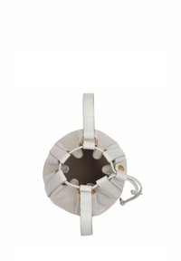 Bolso de piel blanca en forma de cubo con cierre de cordón, interior en contraste y asas planas. Presenta herrajes dorados y acentos bordados.