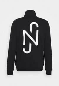 Sweat-shirt noir à fermeture éclair avec un col montant et un grand motif graphique blanc des lettres "N" et "J" dans le dos.