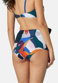 Costumi da bagno a vita alta caratterizzati da un motivo astratto multicolore in tonalità di verde, arancione, blu e rosa, con cuciture a contrasto.