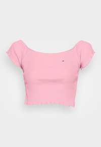Růžový ripovaný crop top s krátkými volnými rukávy, na hrudi s malým logem značky a s řezaným lemem.