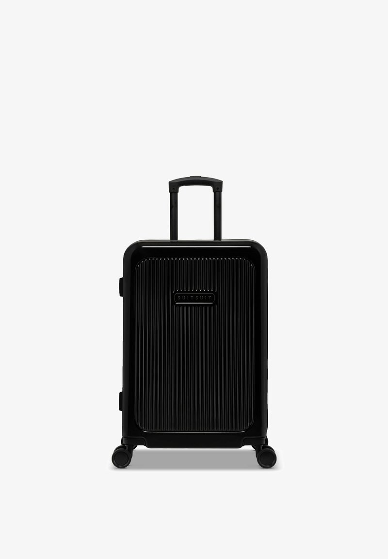 Zwarte harde koffer met verticale ribbelstructuur, uitschuifbare handgreep en vier wielen voor mobiliteit. Merkenlogo op de voorkant weergegeven.