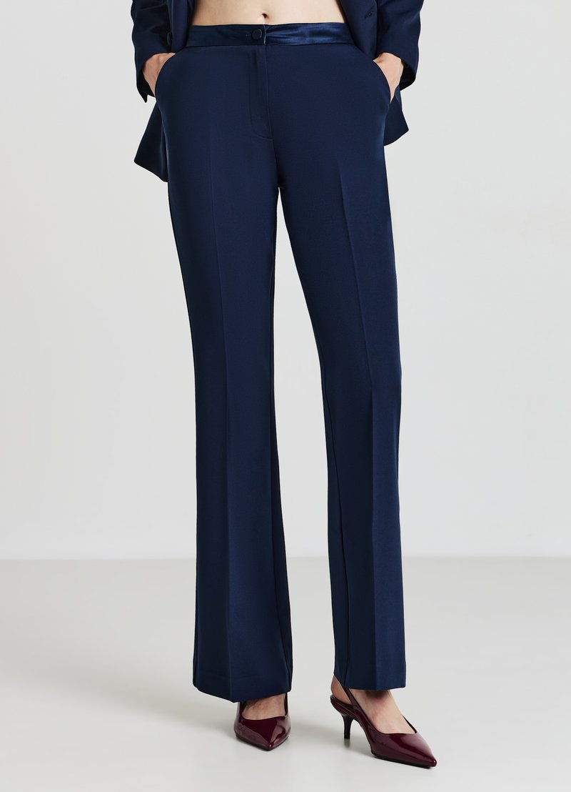 Marineblaue maßgeschneiderte Hose aus einem glatten Stoff mit geradem Bein, ausgestattet mit Seitentaschen und einem satinierten Taillenbund.