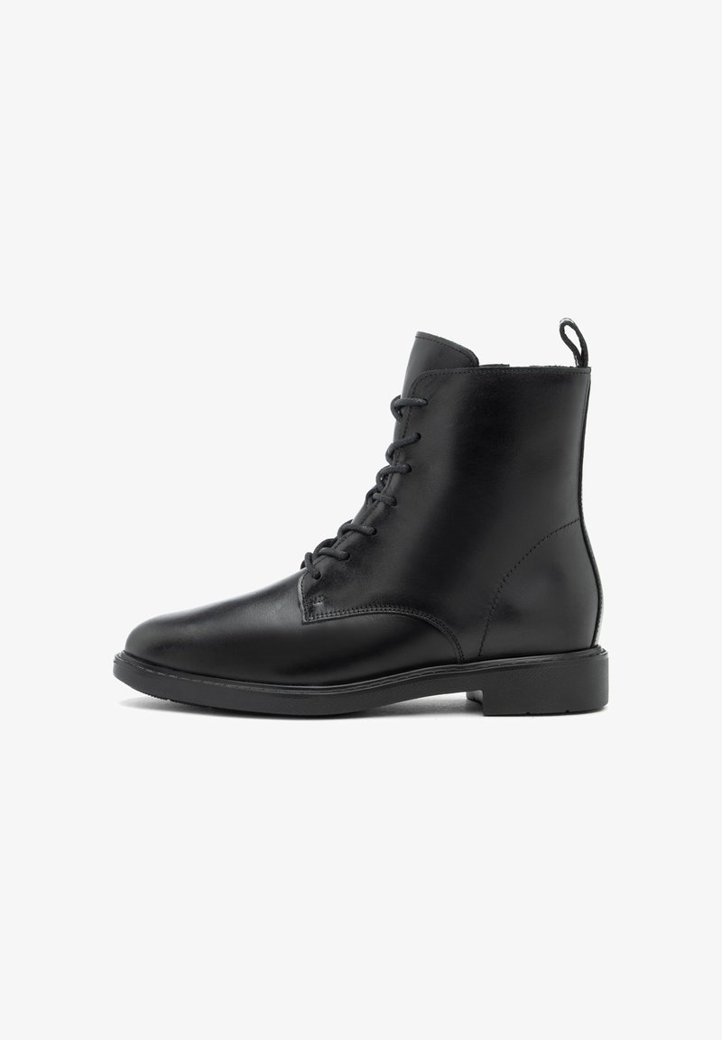 Bottes noires en cuir avec lacets, bout arrondi, tirette à l'arrière et semelle en caoutchouc plate. Texture lisse et design minimal.