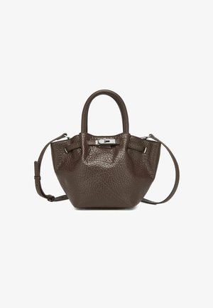 Brūns ādas roku somiņa ar tekstūru, noapaļotām rokturēm un noņemamu plecu siksnu. Iekļauj sudraba detaļas un rāvējslēdzēja aizdari.