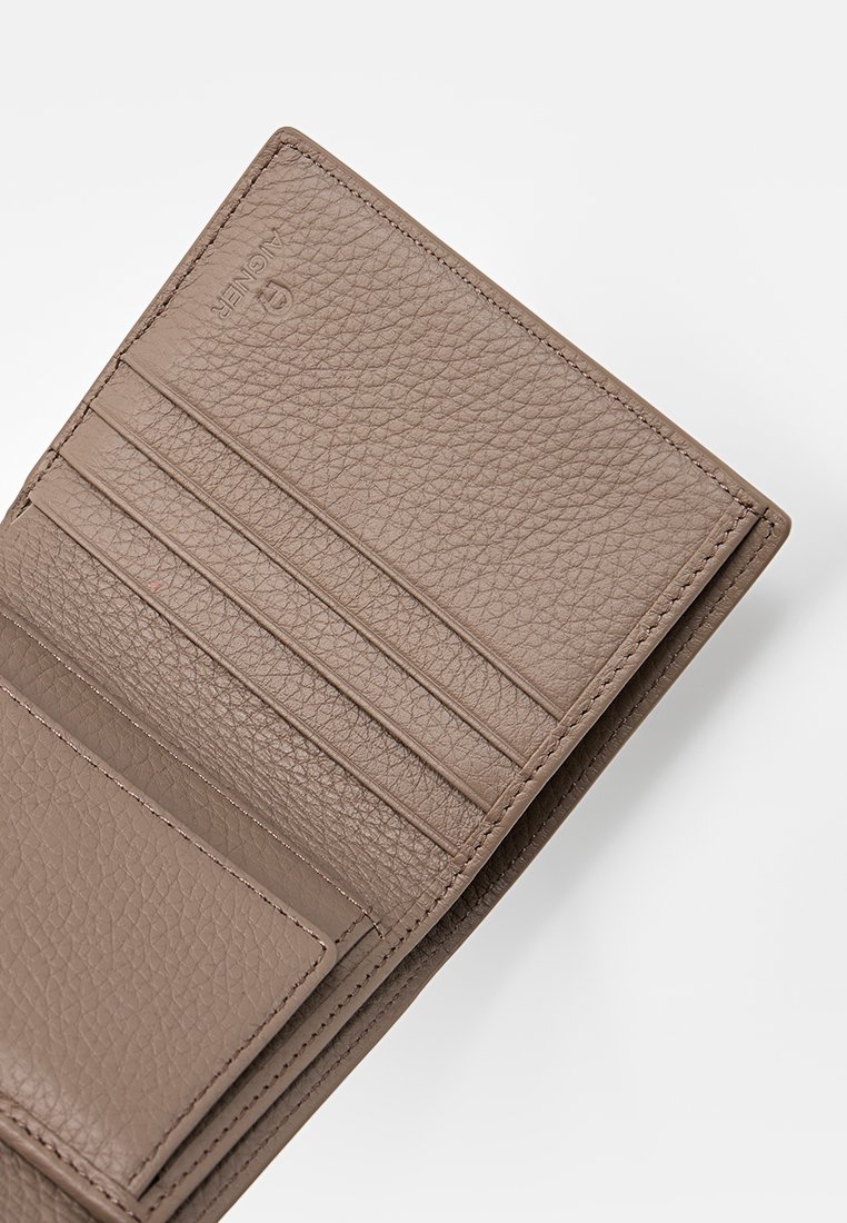 Portefeuille en cuir brun clair avec une finition texturée, doté de plusieurs emplacements pour cartes et d'un intérieur lisse. Marque discrète dans un coin.