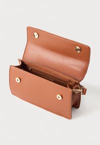 Saco transversal de couro castanho com fecho magnético, hardware em tom dourado e um bolso interior. Textura suave com um design minimalista.