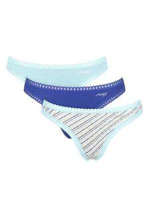 Trzy damskie majtki w stylu bikini w kolorze jasnoniebieskim, ciemnoniebieskim oraz w paski z pastelowym, niebieskim koronkowym wykończeniem, ułożone ukośnie.