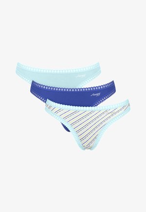 Τρία γυναικεία εσώρουχα σε στυλ μπικίνι σε ανοιχτό μπλε, σκούρο μπλε και ριγέ με λεπτομέρειες από παστέλ μπλε δαντέλα, στοιβαγμένα διαγώνια.