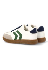 Zapatillas deportivas blancas con detalles en verde y azul marino, suela de goma texturizada, punta redondeada y tres rayas verdes en el lateral.