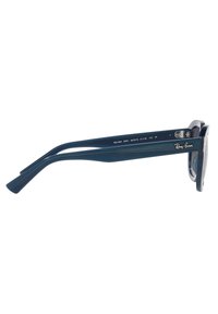 Occhiali da sole Ray-Ban con montatura in plastica blu scuro, lenti grigie e stanghette sottili e curve. Dettagli in metallo vicino alle cerniere. Modello RB4398.