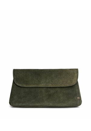 Pochette en daim vert foncé avec fermeture à rabat et petite étiquette ronde avec logo dans le coin inférieur droit.