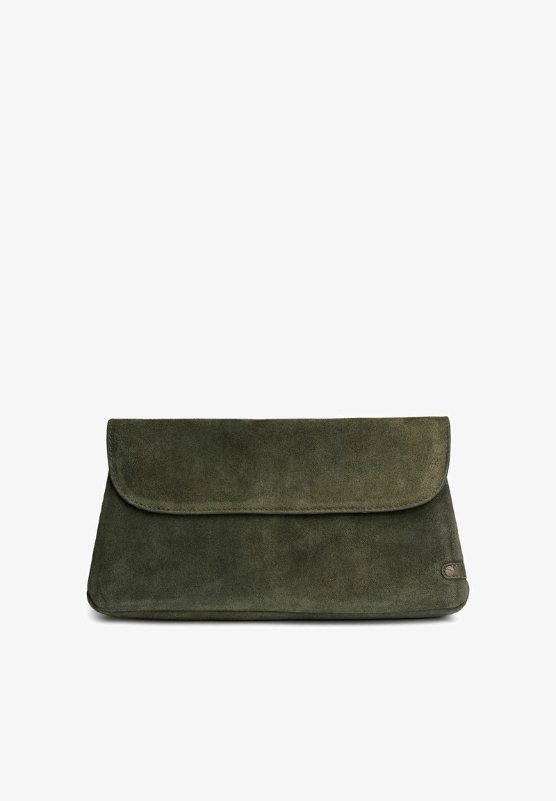 Pochette en daim vert foncé avec fermeture à rabat et petite étiquette ronde avec logo dans le coin inférieur droit.