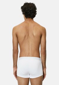 Weiße Baumwoll-Boxershorts mit einem Logobund, ausgestattet mit einer glatten Textur und einem figurbetonten Design, von hinten betrachtet.