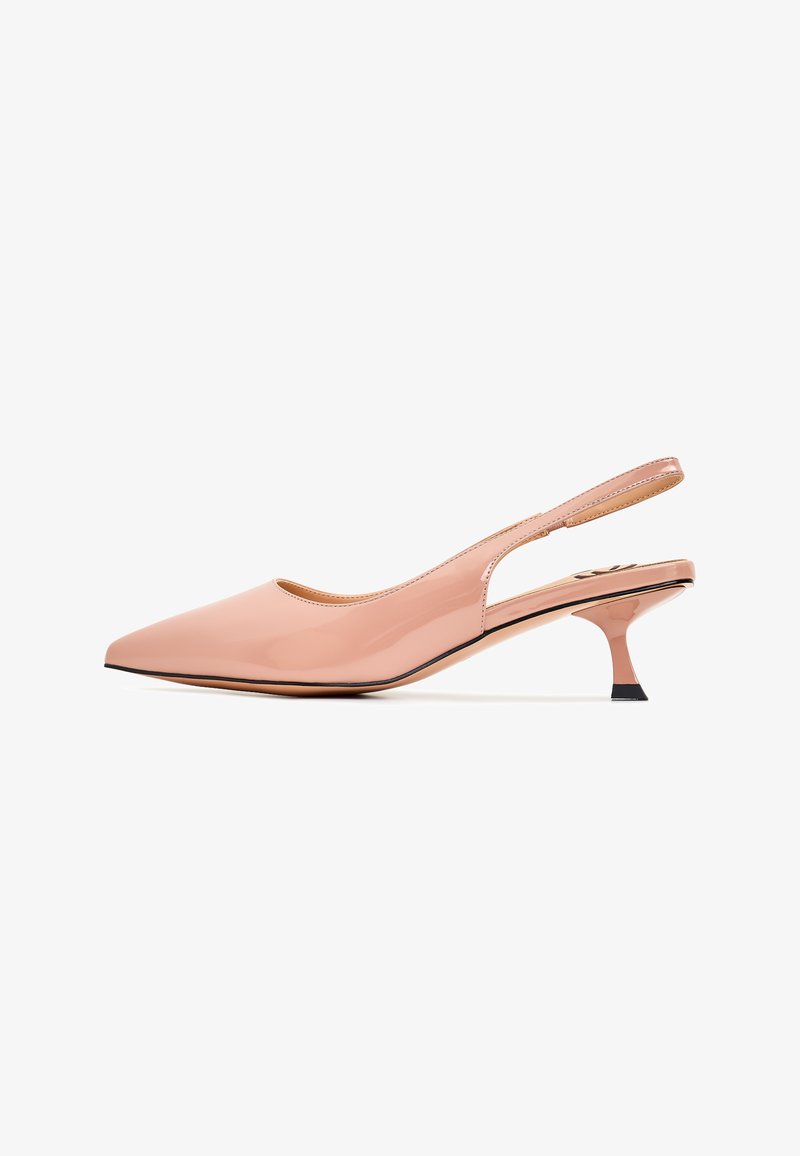 Patentovaná růžová kožená slingback s špičatou špičkou, štíhlým podpatkem a výřezovými bočními stranami. Hladká textura s kontrastním černým lemováním.