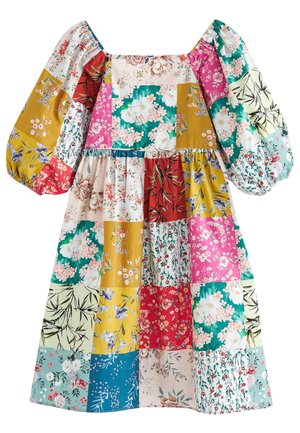 Robe patchwork multicolore avec manches courtes bouffantes, encolure carrée et jupe à volants. Les tissus présentent différents motifs floraux.