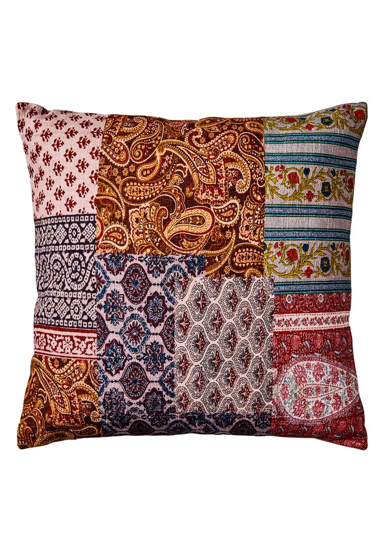 Kissen mit Patchwork-Design, das verschiedene komplexe Muster in den Farbtönen Rot, Blau und Creme zeigt; strukturierter Stoff mit reichhaltigen Details und lebendigen Drucken.