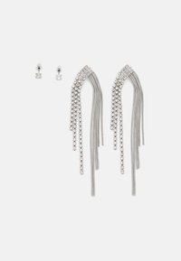 Cercei argintii cu fâșii căzătoare de strasuri, cu un finisaj metalic texturat, însoțiți de spate simple de tip stud.