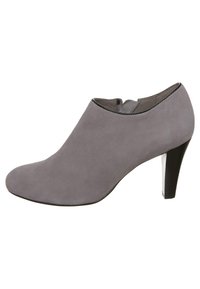 Bottine en daim gris avec un bout arrondi, un devant bas et un talon aiguille noir fin. Texture lisse et design épuré.