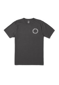 Camiseta de algodón gris con mangas cortas, con un diseño gráfico redondo en blanco en la parte izquierda del pecho. Cuello redondo clásico.