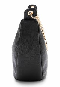 Borsa in pelle nera con superficie texture, dotata di tracolla in catena dorata e forma strutturata. La vista laterale mostra linee pulite e una base solida.